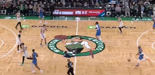 九游体育-汤杰溜底线空切上篮命中,凯尔特人三节94-81领先魔术